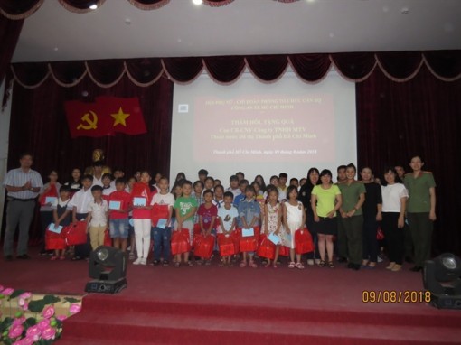 Tặng hơn 1.000 cuốn tập trắng cho học sinh hiếu học
