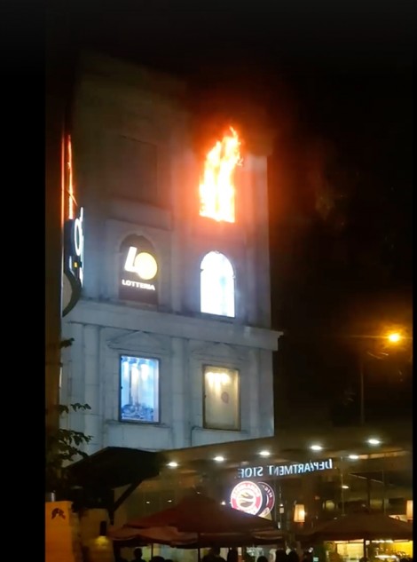 Cháy bảng hiệu ở tòa nhà Diamond Plaza, hàng trăm người tháo chạy