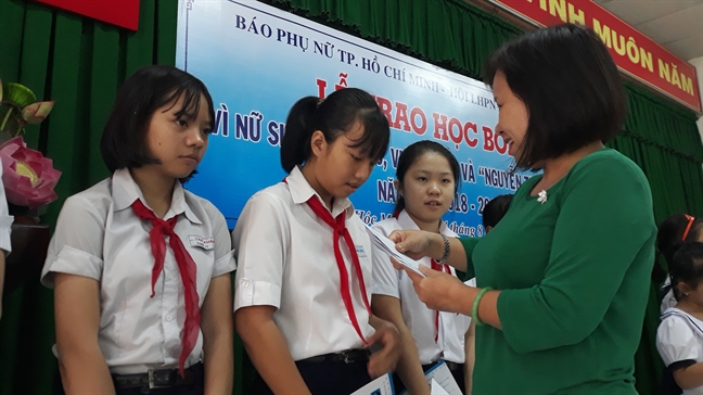 Bao Phu Nu trao hoc bong 'Nu sinh hieu hoc vuot kho' tai huyen Hoc Mon