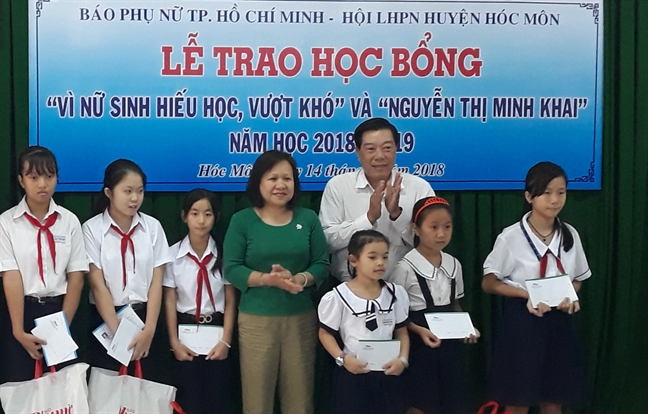 Bao Phu Nu trao hoc bong 'Nu sinh hieu hoc vuot kho' tai huyen Hoc Mon