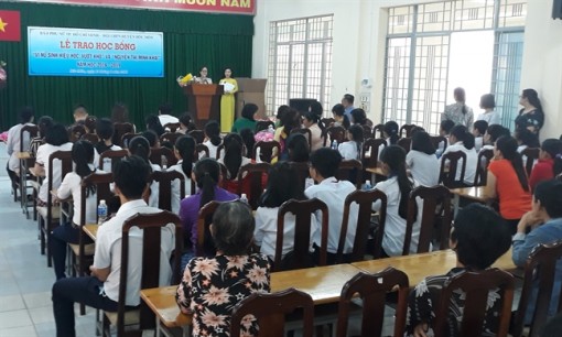 Báo Phụ Nữ trao học bổng 'Nữ sinh hiếu học vượt khó' tại huyện Hóc Môn