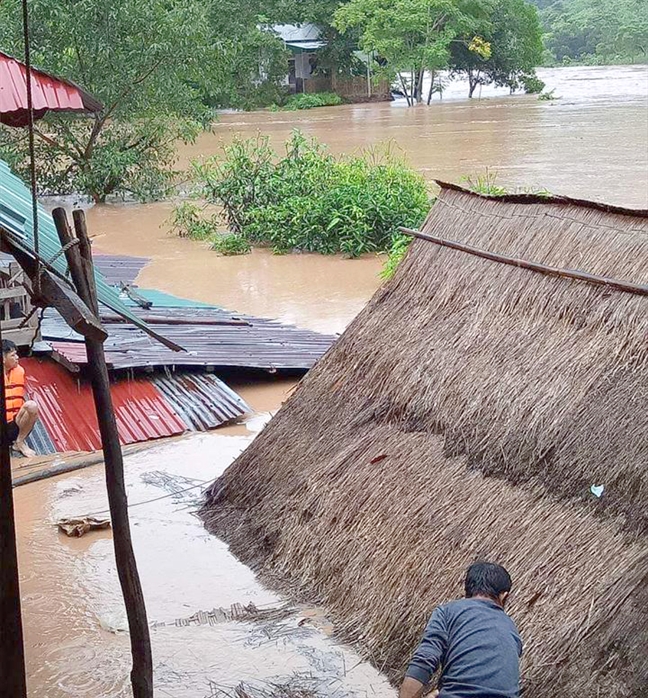 Nam nguoi chet va mat tich do bi lu cuon, sat lo o Nghe An va Thanh Hoa