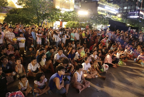 Nguoi dan hao hung voi nghe thuat mua roi tren duong di bo Nguyen Hue