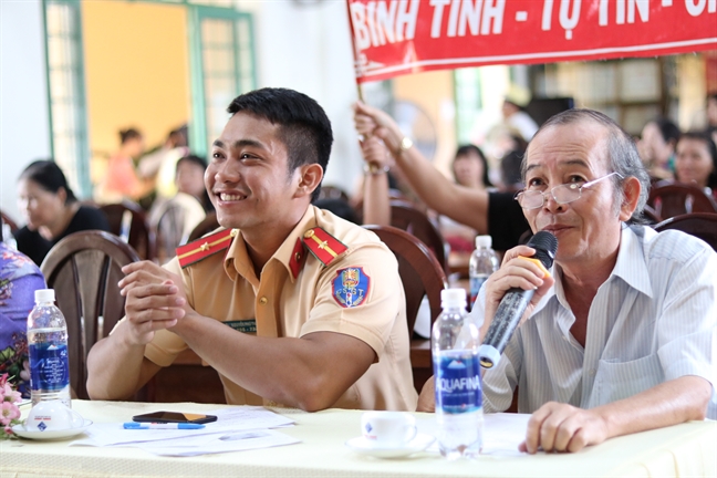 Quan Thu Duc: Tuyen truyen bao ve moi truong va an toan giao thong tu vat lieu tai che