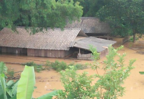 Miền tây Nghệ An ngập chìm trong nước lũ, 6 người chết và mất tích