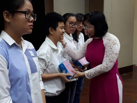 Hoi LHPN TP.HCM trao hoc bong Nguyen Thi Minh Khai nam hoc 2018-2019: Gieo hat mam yeu thuong