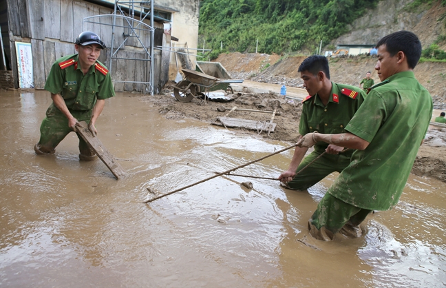 Truong hoc tan hoang, ngap trong bun truoc them nam hoc moi