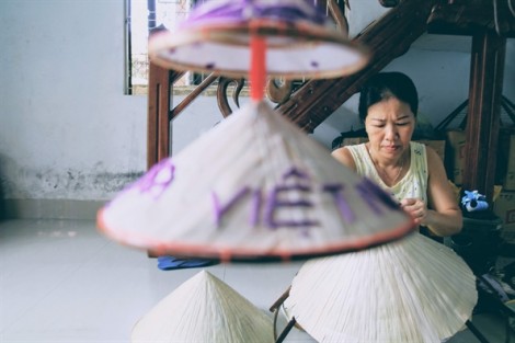 Người phụ nữ một tay hơn 40 năm ngồi khâu nón lá Huế