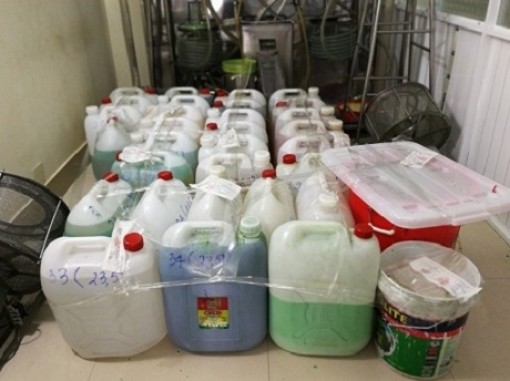Tiêu hủy hơn 1 tấn hàng nghi thuốc ho được trộn bằng dầu ăn