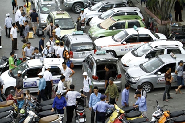 TP.HCM xu ly manh tay taxi 'nhai nhan hieu', taxi 'du'