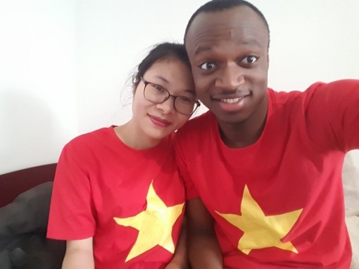 Chàng trai Nigeria vào bếp nấu bún bò Huế chiều lòng bạn gái Việt