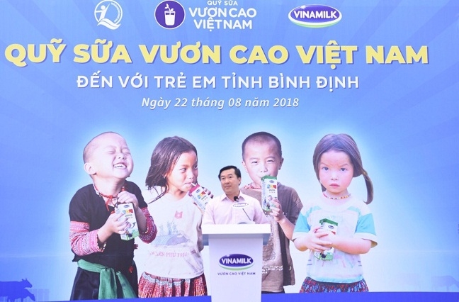 Quy sua Vuon cao Viet Nam va Vinamilk tiep tuc trao 64.000 ly sua cho tre em Binh Dinh