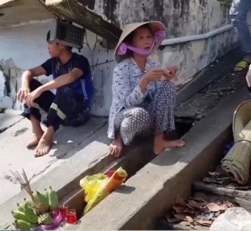 Nữ sinh 14 tuổi chia tay bạn bè rồi ra sông tự tử