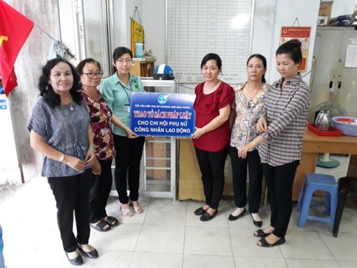 Quận Thủ Đức: Tặng tủ sách pháp luật cho công nhân