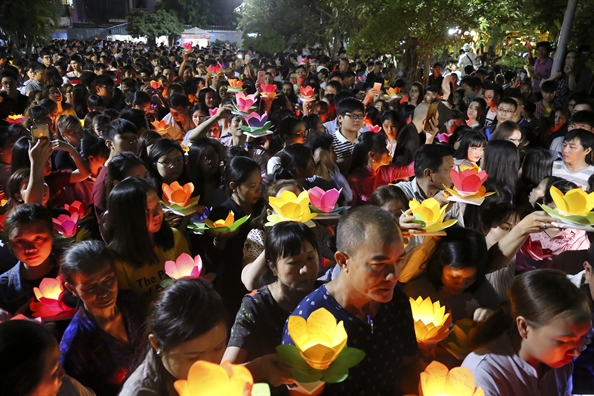 Ngan uoc nguyen theo hoa dang xuoi song Sai Gon mua Vu lan