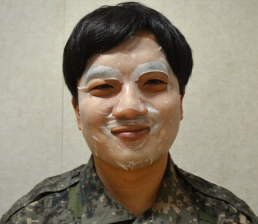 Bí quyết sinh tồn trong quân đội Hàn Quốc: Kem dưỡng ẩm, mặt nạ dưa chuột