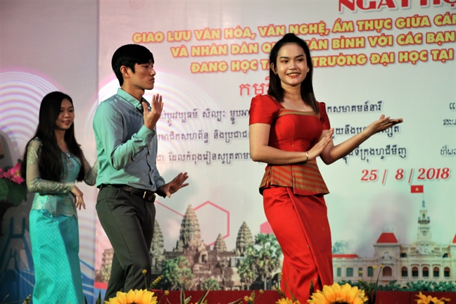 Quan Tan Binh: Giao luu van nghe - am thuc voi sinh vien Lao, Campuchia