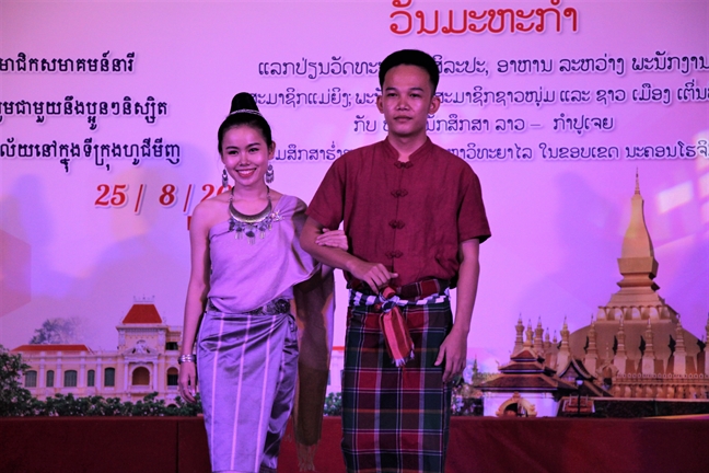 Quan Tan Binh: Giao luu van nghe - am thuc voi sinh vien Lao, Campuchia