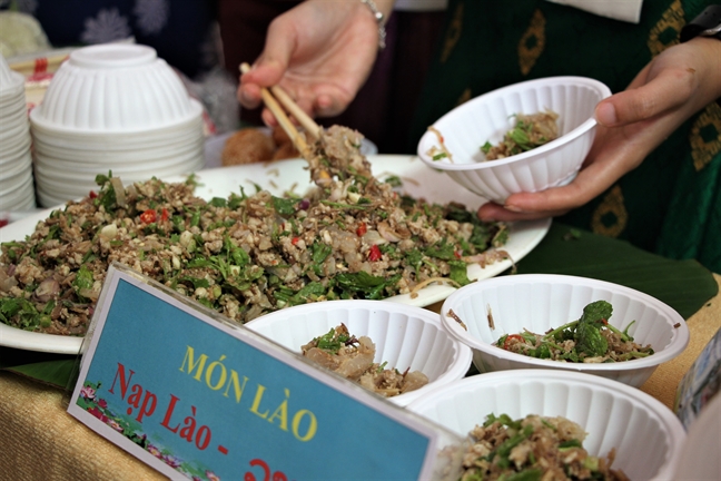 Quan Tan Binh: Giao luu van nghe - am thuc voi sinh vien Lao, Campuchia