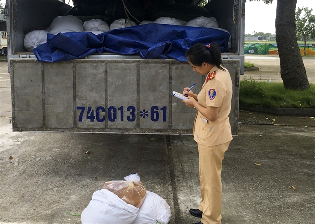 Bat giu hon 1 tan thuc pham ban tren duong di tieu thu