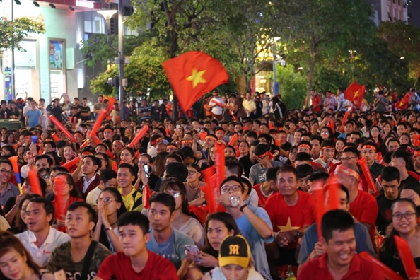 Hang chuc ngan co dong vien cung du khach quoc te xuong duong tiep suc cho Olympic Viet Nam