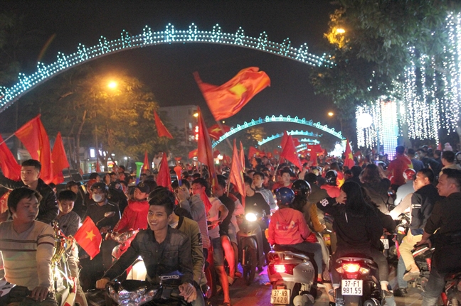 Co dong vien xuong duong an mung chien thang lich su cua bong da Viet Nam