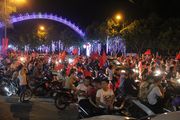 Co dong vien xuong duong an mung chien thang lich su cua bong da Viet Nam