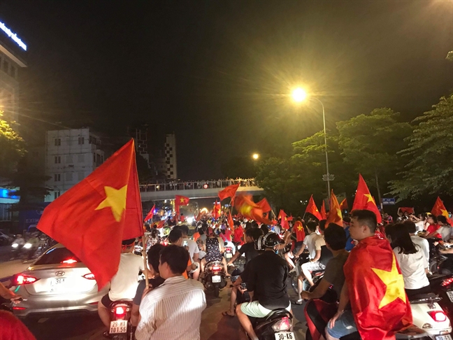 Co dong vien xuong duong an mung chien thang lich su cua bong da Viet Nam