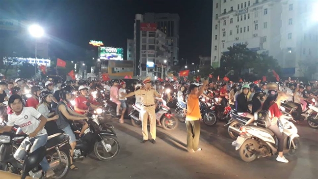 Co dong vien xuong duong an mung chien thang lich su cua bong da Viet Nam