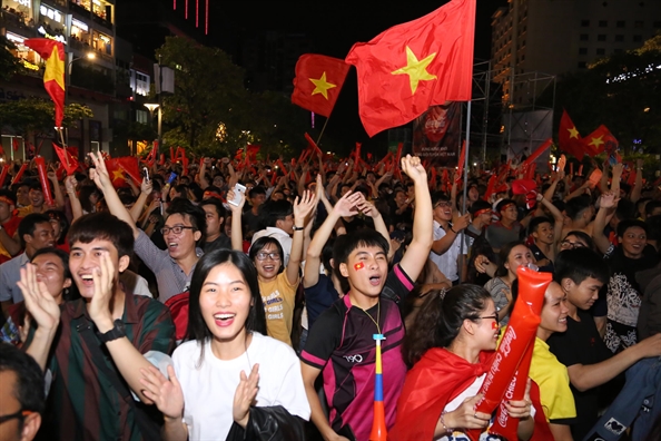 Co dong vien xuong duong an mung chien thang lich su cua bong da Viet Nam