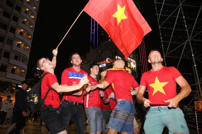 Co dong vien xuong duong an mung chien thang lich su cua bong da Viet Nam