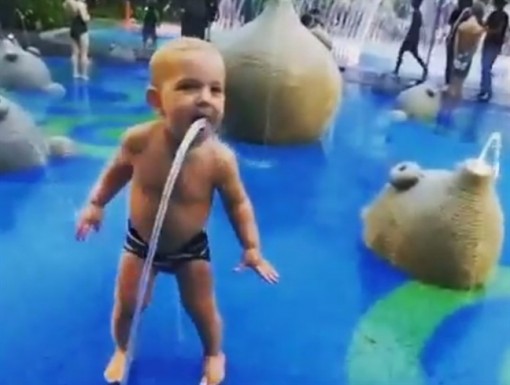 Ronan Keating ‘khoe’ cảnh con trai yêu vui vẻ ở công viên nước Singapore