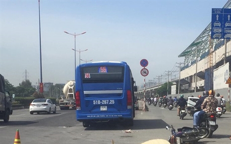 Xe buyt can mot phu nu tren xa lo Ha Noi