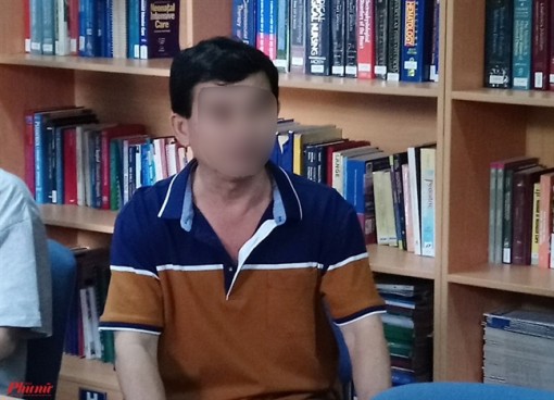 Người cha tước dao từ tay kẻ giật cô hồn đang đâm cổ con mình