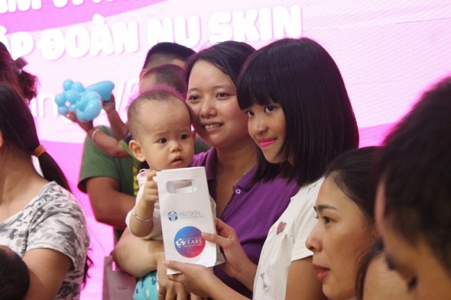 Nu Skin Viet Nam quyen gop gan 1 ty dong cho chuong trinh ‘Mang lai nu cuoi tre tho”