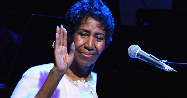 Nu hoang nhac Soul Aretha Franklin: Chet van long lay giua hang tram doa hong