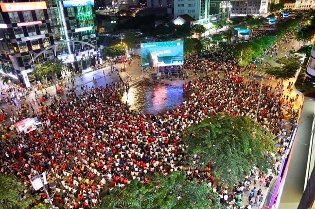 Ngung luu thong tren duong Nguyen Hue de phat song tran dau cua Olympic Viet Nam