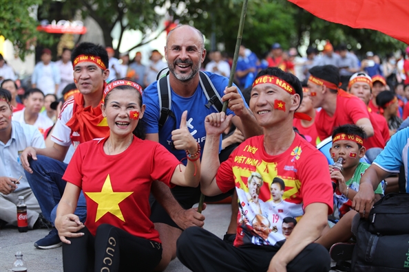 Co dong vien doi mua tren duong di bo Nguyen Hue co vu Olympic Viet Nam