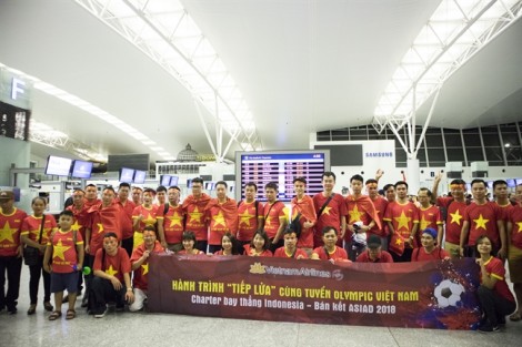 Hàng trăm người xếp hàng ở sân bay để sang Indonesia 'tiếp lửa' Olympic Việt Nam