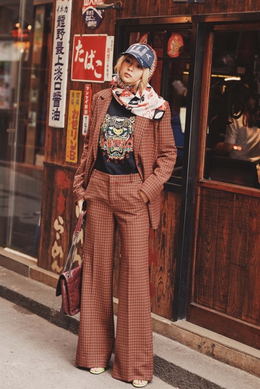 Dạo phố ngày thu với tông màu trầm phối lạ mắt