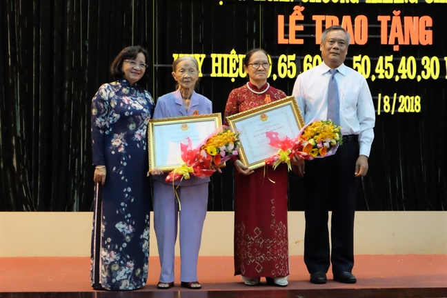 Lanh dao thanh pho trao huy hieu Dang cho cac dang vien dip 2/9