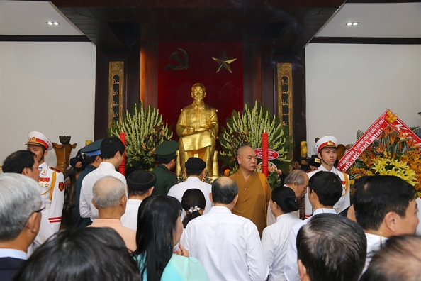 Lanh dao Chinh phu va TP.HCM dang huong tuong nho Bac Ho