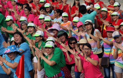 200 phụ nữ 'cháy hết mình' với Yoga cười trên bãi biển Long Hải