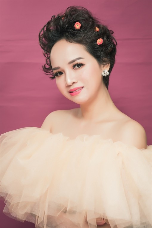 Vượt qua bạo bệnh, hôn nhân đổ vỡ, người phụ nữ hồi sinh rực rỡ như đóa dã quỳ