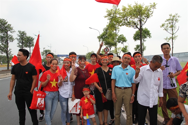 Hang ngan nguoi tap trung o san bay Noi Bai don doi Olympic Viet Nam