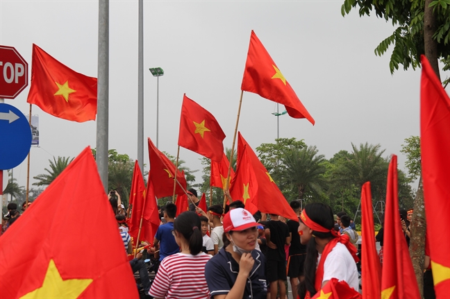 Hang ngan nguoi tap trung o san bay Noi Bai don doi Olympic Viet Nam