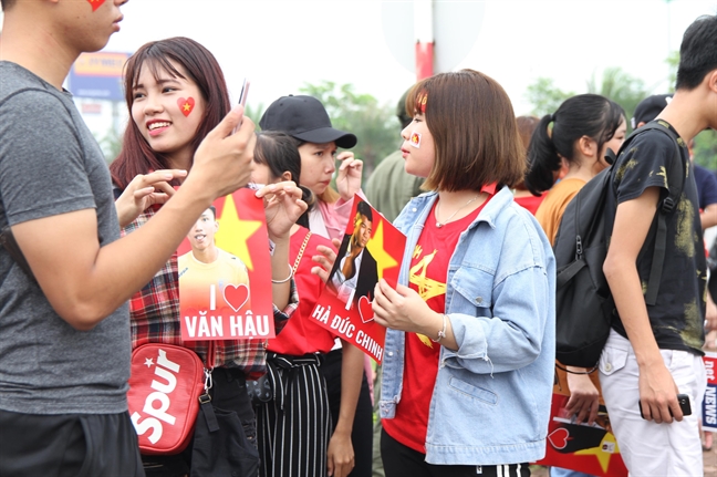 Hang ngan nguoi tap trung o san bay Noi Bai don doi Olympic Viet Nam