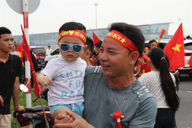 Hang ngan nguoi tap trung o san bay Noi Bai don doi Olympic Viet Nam