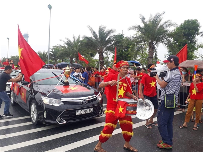 Hang ngan nguoi tap trung o san bay Noi Bai don doi Olympic Viet Nam