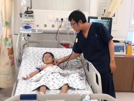 Bé gái 6 tuổi nghiện ăn tóc mỗi khi xem tivi